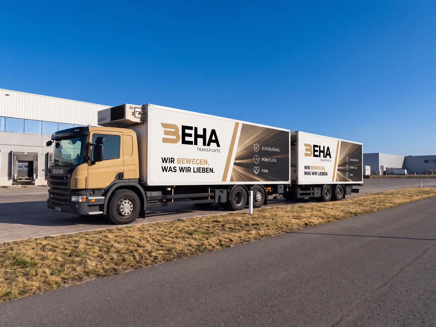 BEHA-Tandemzug mit beigefarbenem Scania-Fahrerhaus und Kühlkoffer vor einer Halle